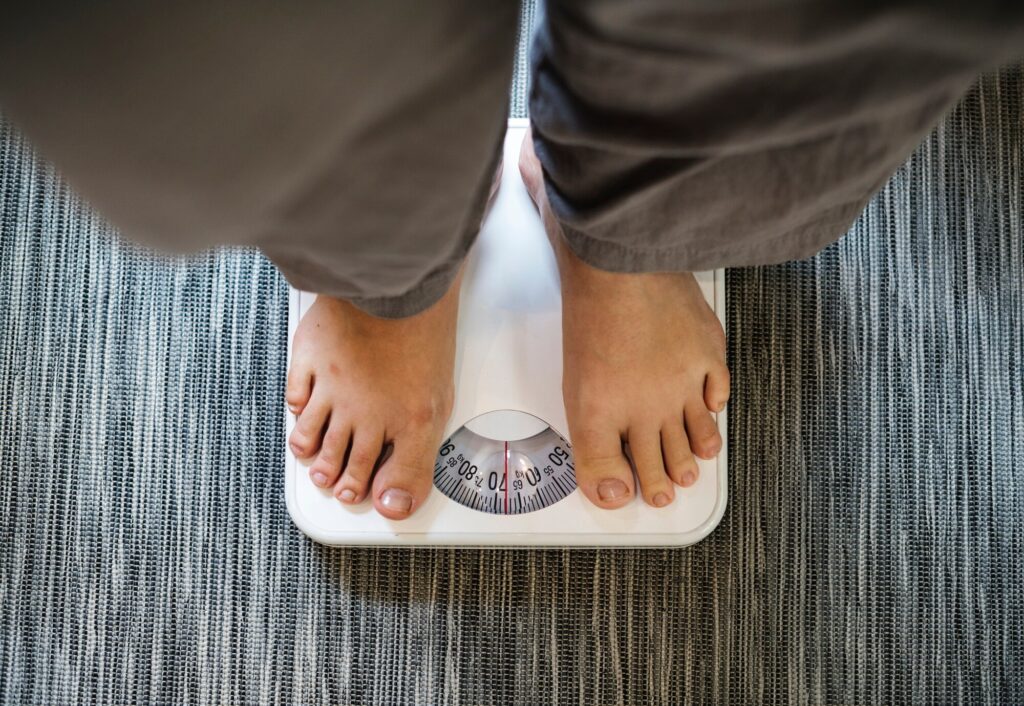 Nadwaga – skąd biorą się dodatkowe kilogramy i co wpływa na redukcję masy ciała?